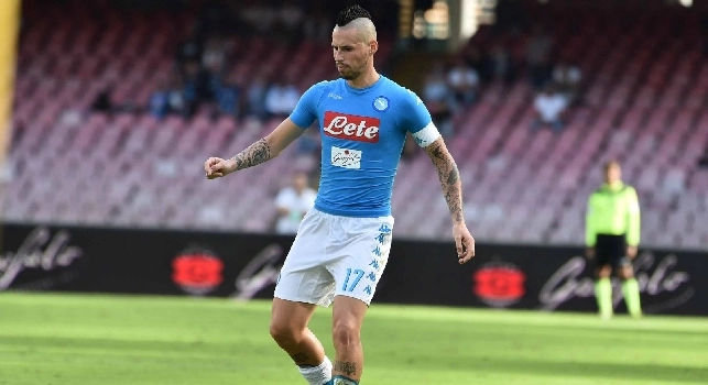 Tuttosport rivela: Contro il Besiktas potrebbe essere riproposto Hamsik davanti alla difesa dal primo minuto