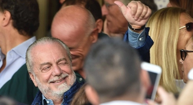 Gazzetta.it - De Laurentiis si congratula con i giocatori della Roma, scatta l'applauso di tutto lo spogliatoio