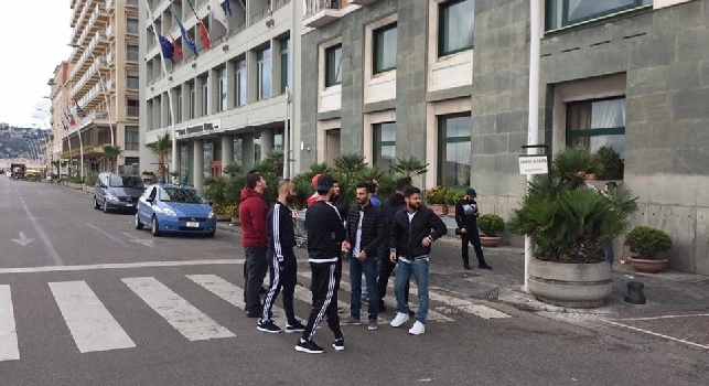 FOTO & VIDEO CN24 - Diversi tifosi del Besiktas ad attendere la squadra fuori l'Hotel Vesuvio, presenti anche le forze dell'ordine