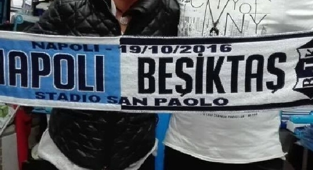 FOTOCN24 - Tifosi del Besiktas in centro a Napoli: acquistata la sciarpa celebrativa della sfida agli azzurri