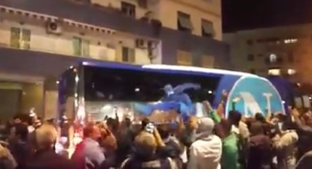 VIDEO CN24 - Sfida al Besiktas, giunto al San Paolo il pullman del Napoli: tanti tifosi partenopei ad incitare gli azzurri!