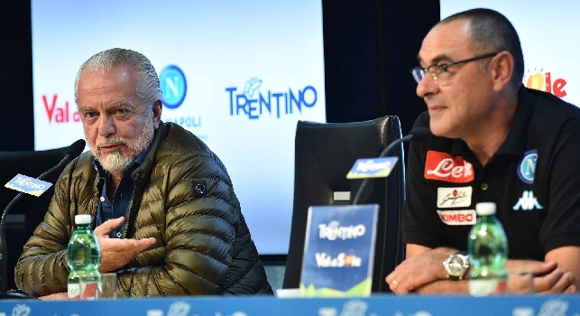 Il Roma: Sarri-De Laurentiis, segnali distensivi! L’allenatore <i>accontenta</i> il presidente, un gesto fa tornare il sorriso tra i due