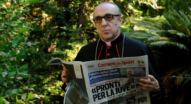 VIDEO - <i>The Young Pope</i>, il Cardinale napoletano non può fare a meno di guardare il riscaldamento di Maradona sul suo pc