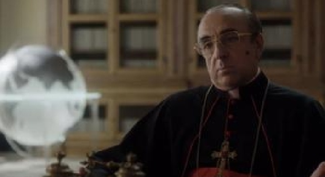 FOTO - <i>The Young Pope</i>, il cardinale Voiello nel prossimo episodio indossa il completino del Napoli