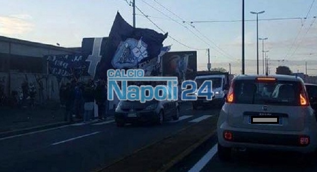 VIDEO ESCLUSIVO - Ultras a Capodichino: cori, bandiere e striscione per caricare il Napoli