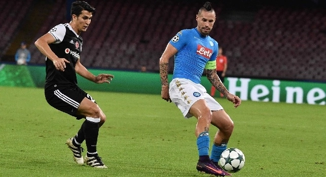 Da capitano a...barman: siparietto a Licola per Hamsik, il capitano del Napoli si mette a spillare la birra