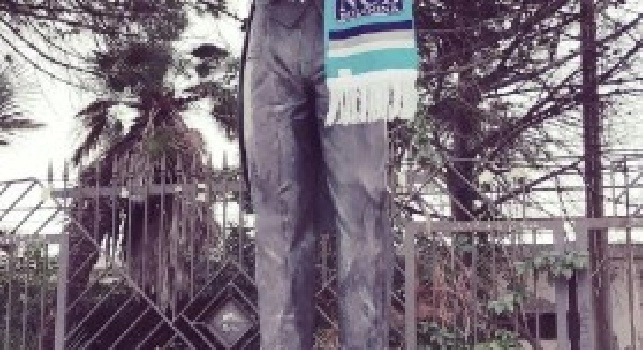 FOTO - Crotone-Napoli, la statua di Rino Gaetano indossa la sciarpa azzurra...