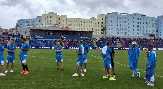 FOTO - Il Napoli gi&agrave; in campo allo Scida in attesa del fischio d'inizio