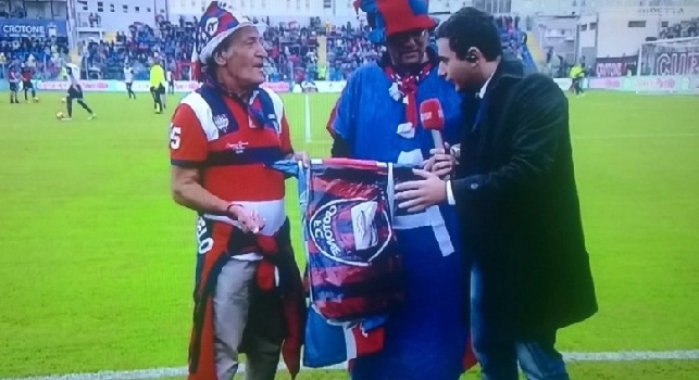 FOTO - Crotone-Napoli, largo alla scaramanzia in casa degli squali: sale e petali gettati intorno al manto erboso dello Scida