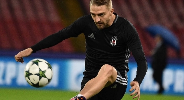 Beşiktaş, stagione finita per Caner Erkin: rottura del tendine d'Achille, lascia il campo in lacrime