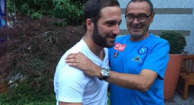 Gazzetta: Higuain-Napoli, l'amicizia va oltre il colore di maglia: Gonzalo sempre in contatto con i suoi ex compagni. Con Sarri resta una stima reciproca