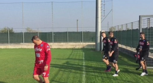 VIDEO - Napoli in campo per la rifinitura, parte il coro: Noi vogliamo undici leoni!