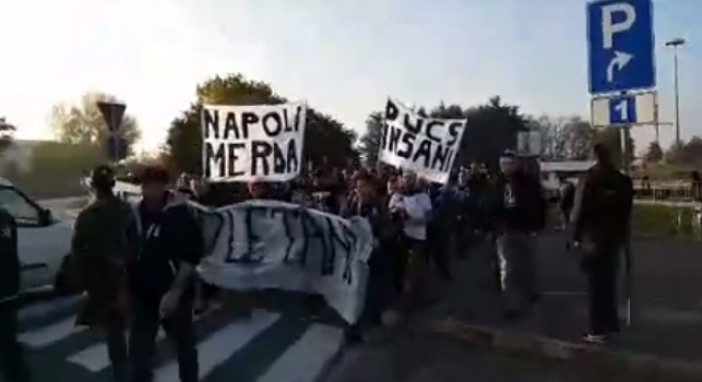 VIDEO ESCLUSIVO - Clima infuocato a Torino, corteo di tifosi: Napoletano, ci senti: pezzo di me**a!