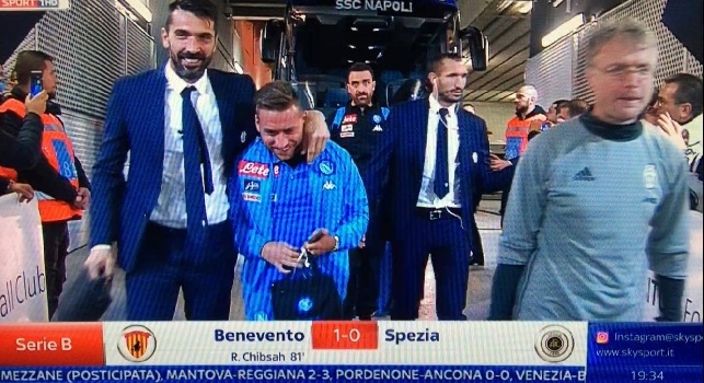VIDEO - Juve e Napoli arrivano insieme allo Stadium: abbracci e sorrisi fra Buffon e l'ex bianconero Giaccherini