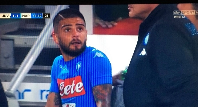 VIDEO - Sarri richiama in panchina Insigne, l'esterno azzurro non la prende bene: Ma perch&eacute;?