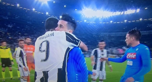 FOTO & VIDEO - Higuain a fine partita cerca lo spagnolo per consolarlo, reazione fredda di Callejon