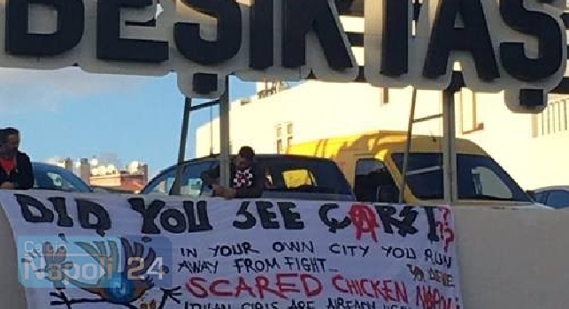 FOTO CN24 - Striscione dei tifosi del Besiktas: Napoli galline impaurite, nella vostra stessa città siete scappati dalla lotta