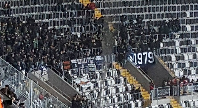 FOTO CN24 - Tifosi napoletani nel settore ospiti della Vodafone Arena: duro trattamento da parte della polizia locale