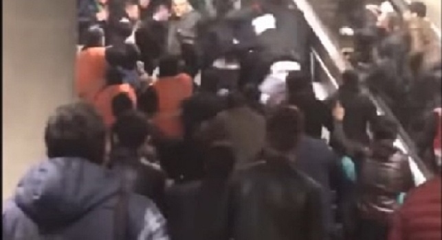 VIDEO - Rissa in metropolitana a Istanbul coi tifosi del Napoli, disordini nati già in treno