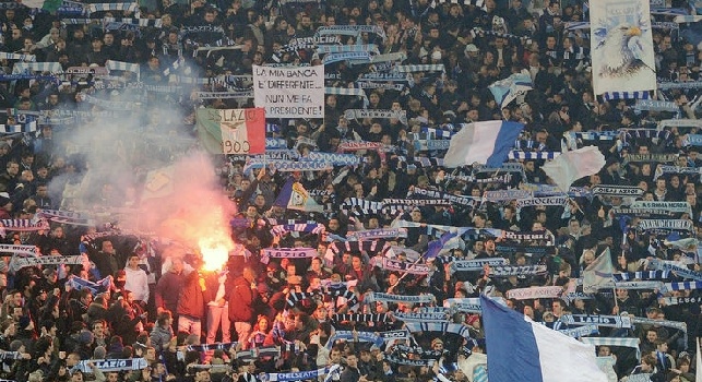 Napoli vietata ai residenti nel Lazio: a Termini l’abbraccio dei tifosi alla squadra come nel 2015