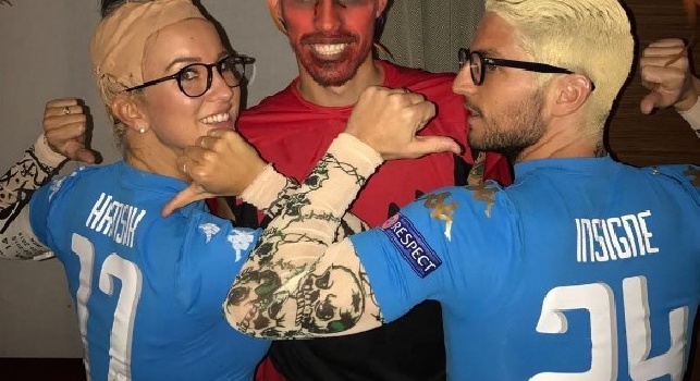 FOTO - Festa di Halloween a Villa Diamante: Mertens e la moglie si travestono da Insigne e Hamsik! Il capitano <i>fa il diavolo</i>