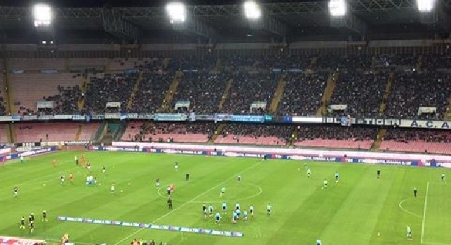 <i>Mediaset</i> - De Laurentiis deluso, il patron piomba negli spogliatoi a partita finita: fischi dei tifosi
