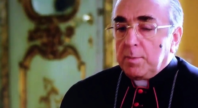 VIDEO - <i>The Young Pope</i>, il cardinale napoletano <i>difende</i> Maradona