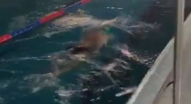 VIDEO - Milik lavora duramente per il rientro, eccolo mentre nuota: Per tornare più forte