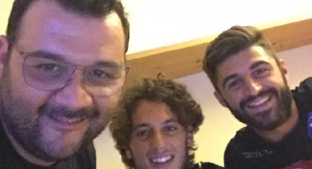 FOTO - Dezi e Luperto ritornano in città, bel messaggio dei due azzurri in prestito: Napoli rint o' core!