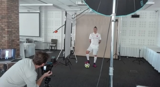 FOTO - Hamsik 'modello' per la Slovacchia: trucco e posa d'autore!