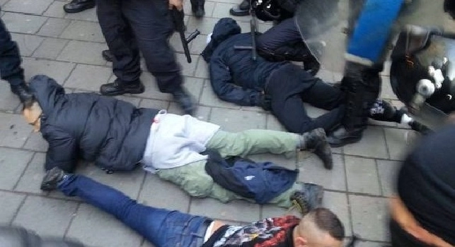 VIDEO - Scontri tra tifosi in Romania-Polonia: ultrà polacchi scatenati, sequestrate armi da taglio e non solo