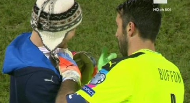 Liechtenstein-Italia, siparietto Buffon: firma autografo mentre ancora si gioca!