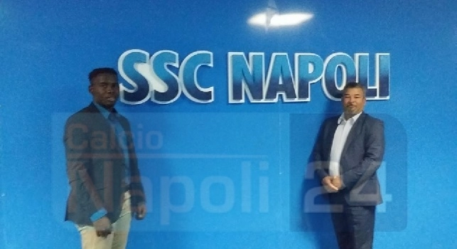 FOTO & VIDEO - Blitz del pap&agrave; di Bailey al San Paolo durante Napoli-Benfica