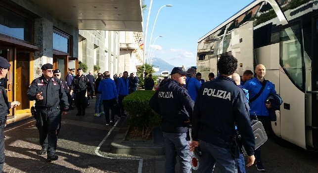FOTO ESCLUSIVE - La Dinamo Kiev arriva a Napoli, qualche tifoso ad accoglierla: ucraini folgorati dal lungomare