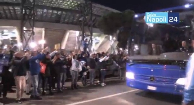 FOTO CN24 - Arriva il pullman del Napoli a Fuorigrotta: Devi vincere!, i tifosi caricano la squadra