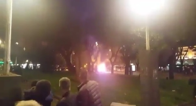 VIDEO - Follia all'esterno del San Paolo, scontri tra tifosi e una macchina in fiamme
