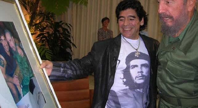 FOTO - Maradona dice addio a Fidel Castro: Era un mio amico, era il più grande ed il più saggio al mondo