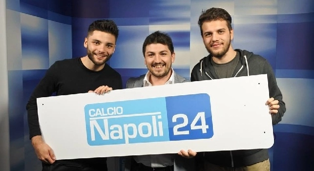 FOTO E VIDEO - 'Calciatori Brutti' ospiti della redazione di CalcioNapoli24: tante risate e una sorpresa culinaria