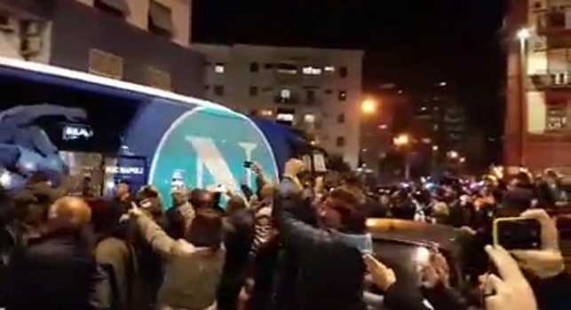 VIDEO CN24 - Napoli-Sassuolo, gli azzurri sono arrivati al San Paolo: c'è grande entusiasmo