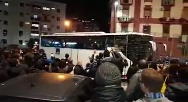 VIDEO CN24 - Napoli-Sassuolo, neroverdi arrivati allo stadio tra i fischi dei tifosi azzurri