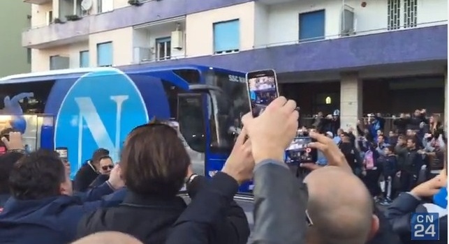 Napoli-Pescara, il pullman degli azzurri arriva al San Paolo tra due ali di folla: che entusiasmo! (VIDEO)