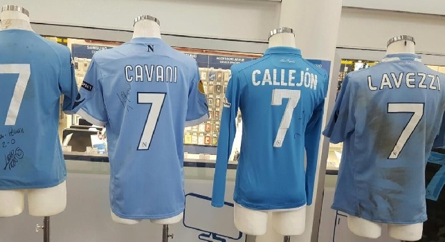 FOTOGALLERY - L'azzurro fa 90, a Fuorigrotta al fianco della maglia di Floro Flores un ospite speciale