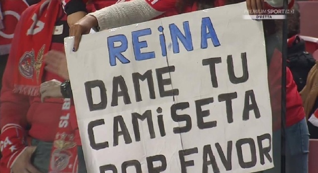 FOTO - Reina, dame tu camiseta!: la simpatica richiesta di una tifosa del Benfica al Da Luz