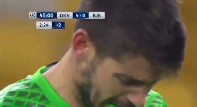 VIDEO - Besiktas eliminato, il portiere Fabri piange all'intervallo