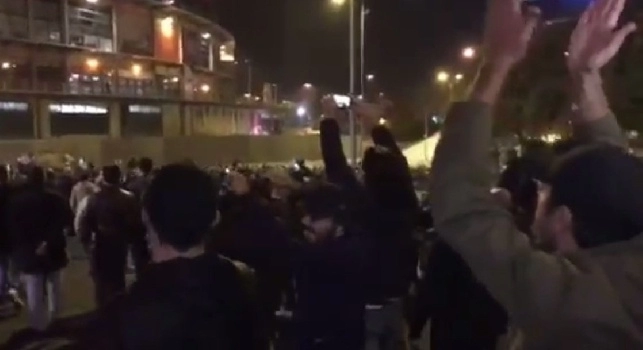 Apoteosi Napoli, invasione azzurra nella notte: 'Un giorno all'improvviso' conquista Madrid! [VIDEO]