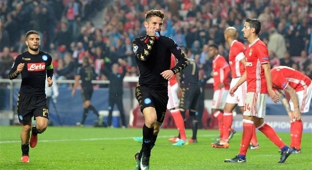 FOTO - Mertens-Napoli, amore viscerale: dopo il gol bacia con orgoglio lo stemma del club!