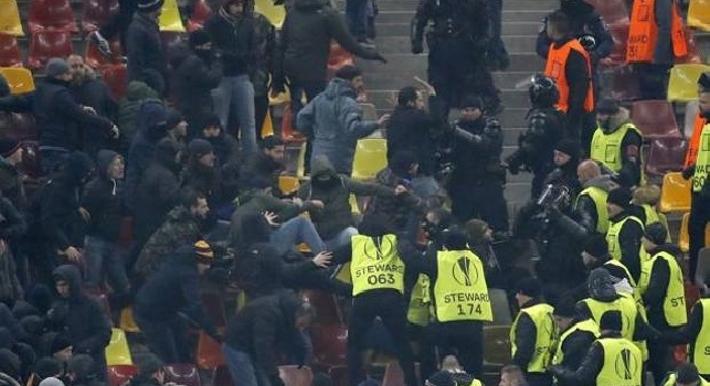 Roma, gesto vergognoso dei tifosi: cori anti-Lazio e poi scontri, infangato il minuto per la Chapecoense