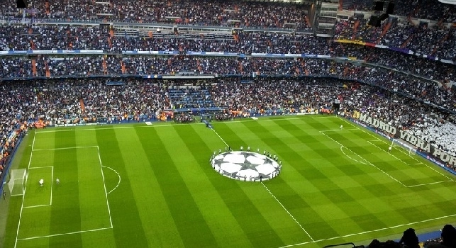 Cresce l'attesa per Real Madrid-Napoli, tifosi azzurri scatenati fuori il Bernabeu: Siamo figli del Vesuvio! (VIDEO)