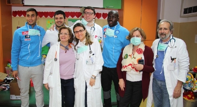 FOTO - Ghoulam e Koulibaly all'ospedale Pausilipon, tanti doni ai bimbi del reparto Oncologia