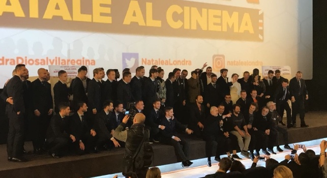 VIDEO & FOTO CN24 - Il Napoli alla prima del film di Natale. La squadra sale sul palco, De Laurentiis: Devo fare un ringraziamento speciale